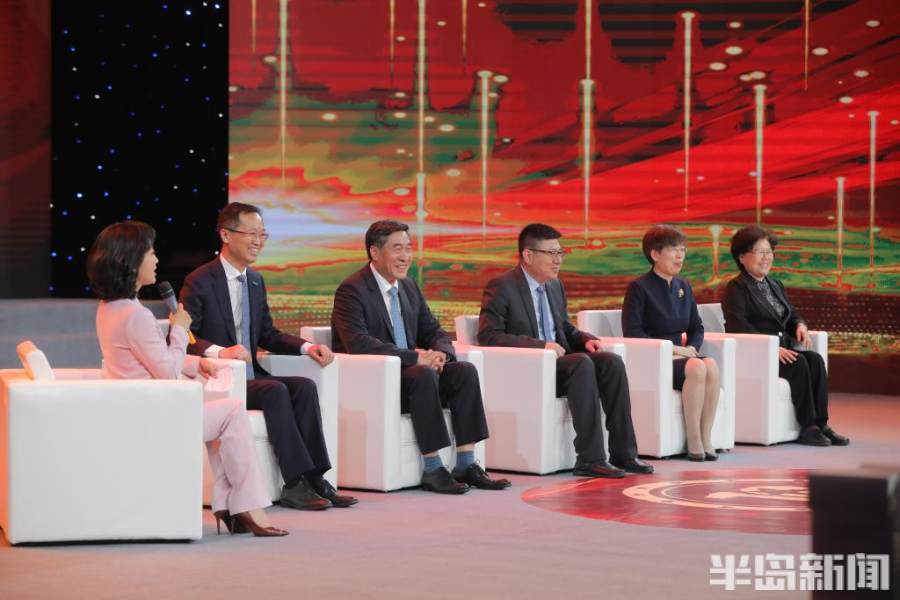 6月19日 ，陈文玲出席青岛年度经济成就”发布典礼”